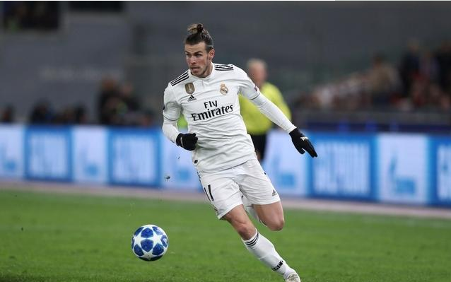 包含阿贾克斯训练开放日，赛后复出首秀引欢呼，德国杯在即，临场指挥获称赞的词条